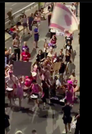 Des milliers d’Israéliens manifestent à Tel-Aviv pour réclamer un accord d’échange de prisonniers Des milliers d’Israéliens manifestent à Tel-Aviv pour réclamer un accord d’échange de prisonniers