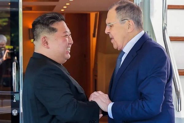 Le leader nord-coréen avec le chef de la diplomatie russe a Pyongyang le 12 juillet 2025 Le leader nord-coréen avec le chef de la diplomatie russe a Pyongyang le 12 juillet 2025