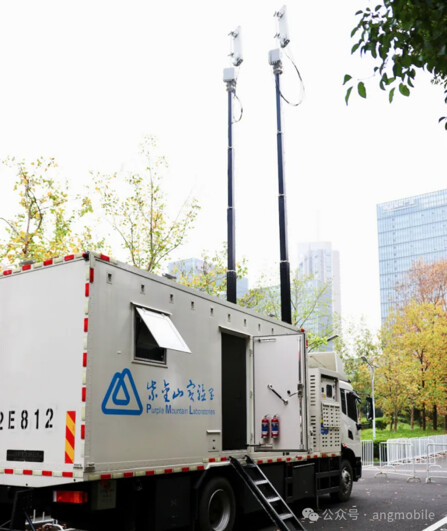 Lors du marathon de Nanjing 2024, la société Purple Mountain Laboratories a déployé des drones de sécurité compatibles 6G pour une surveillance vidéo en temps réel. (Photo tirée du compte officiel WeChat d'Angmobile)