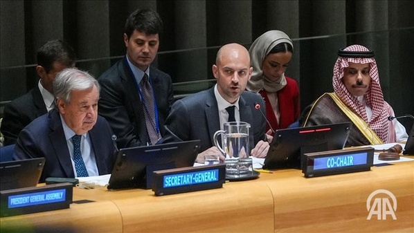 Jean-Noël Barrot entre Antonio Gi=uterres et le prince Faysal Jean-Noël Barrot entre Antonio Gi=uterres et le prince Faysal