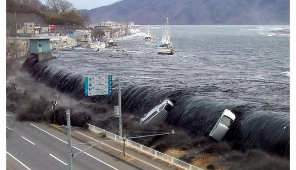 Les premières vagues du tsunami frappent Hawaï Les premières vagues du tsunami frappent Hawaï