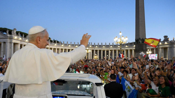 Le pape s'offre un bain de foule surprise auprès de 120 000 jeunes Le pape s'offre un bain de foule surprise auprès de 120 000 jeunes