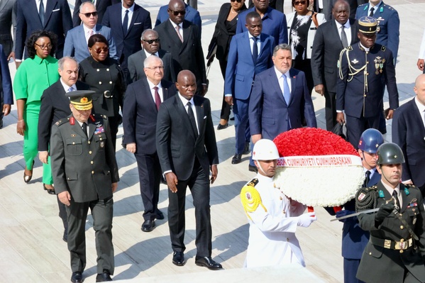 Le président gabonais au mausolée d'Ataturk, le fondateur de la Turquie Le président gabonais au mausolée d'Ataturk, le fondateur de la Turquie