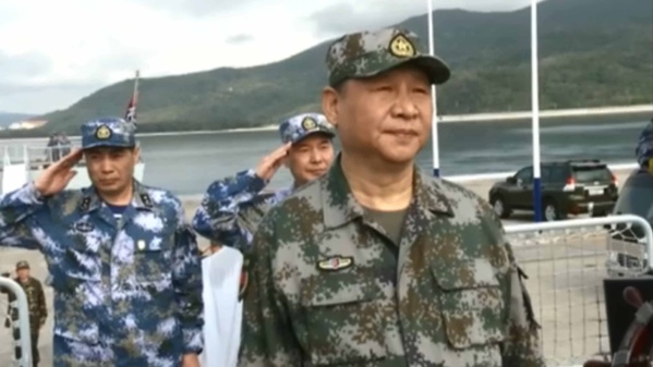 Le numero 1 chinois Xi Jinping en treillis militaire