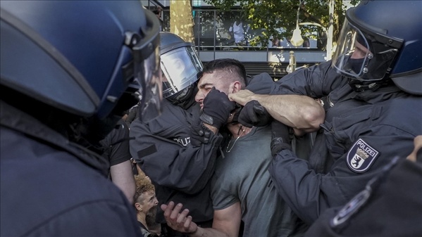 Slogans pro-palestiniens à Bruxelles, la police allemande tabasse davantage de manifestants Slogans pro-palestiniens à Bruxelles, la police allemande tabasse davantage de manifestants