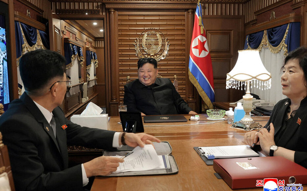 Le dirigeant nord-coréen avec deux très proches collaborateurs Le dirigeant nord-coréen avec deux très proches collaborateurs