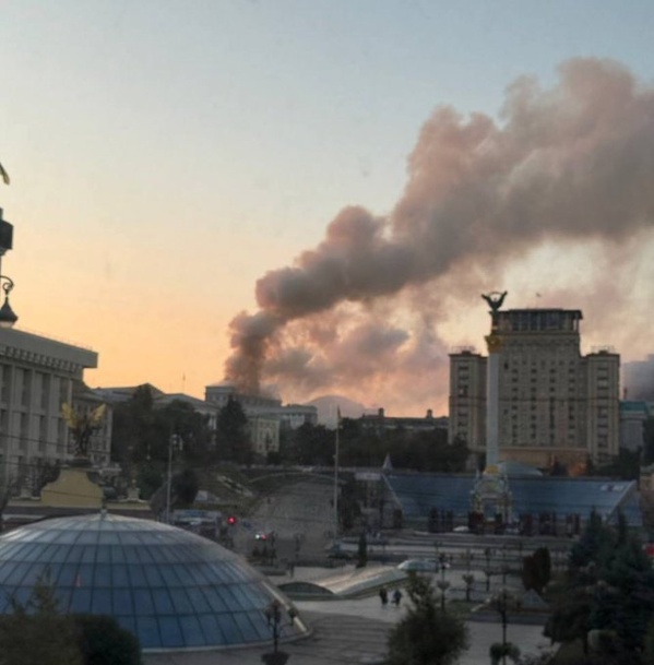 Ukraine: le siège du gouvernement endommagé après une attaque aérienne russe record Ukraine: le siège du gouvernement endommagé après une attaque aérienne russe record