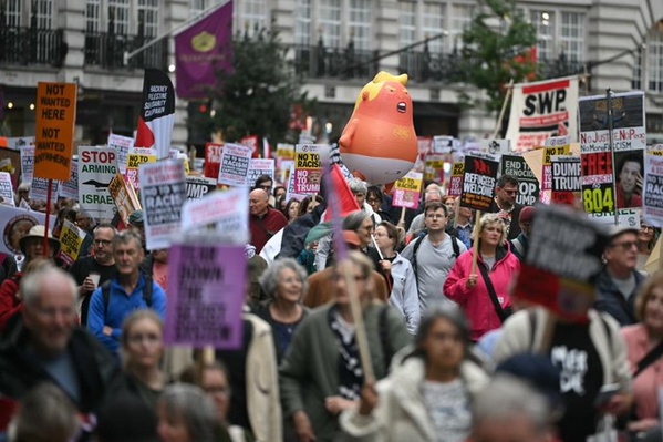 A Londres, des manifestants dénoncent le "tapis rouge" déroulé à Trump A Londres, des manifestants dénoncent le "tapis rouge" déroulé à Trump