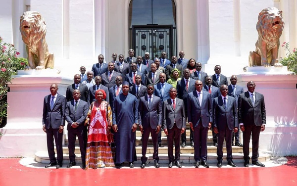 Les membres du nouveau gouvernement sénégalais autour du chef de l'Etat et du premier ministre le 17 septembre 2025 au palais de la République