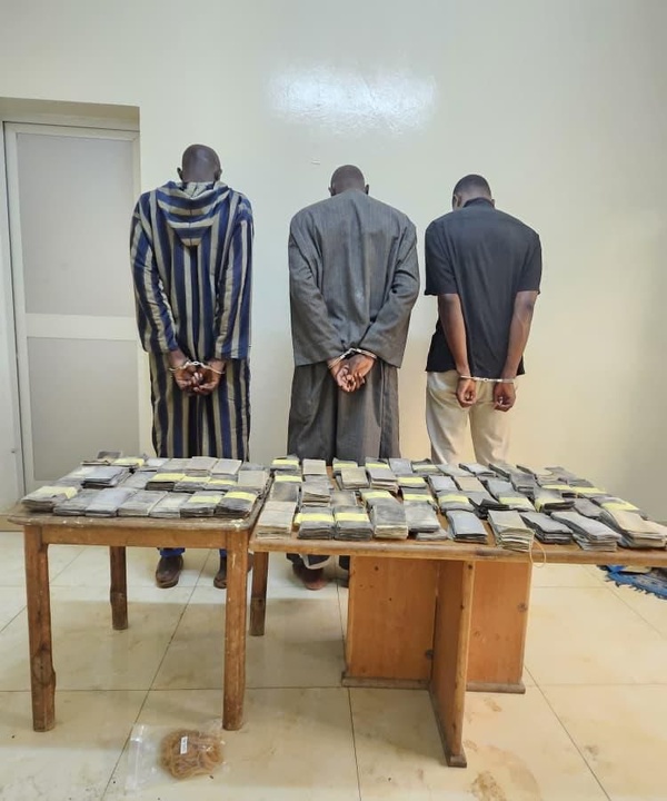 Les individus arrêtés par la Douane