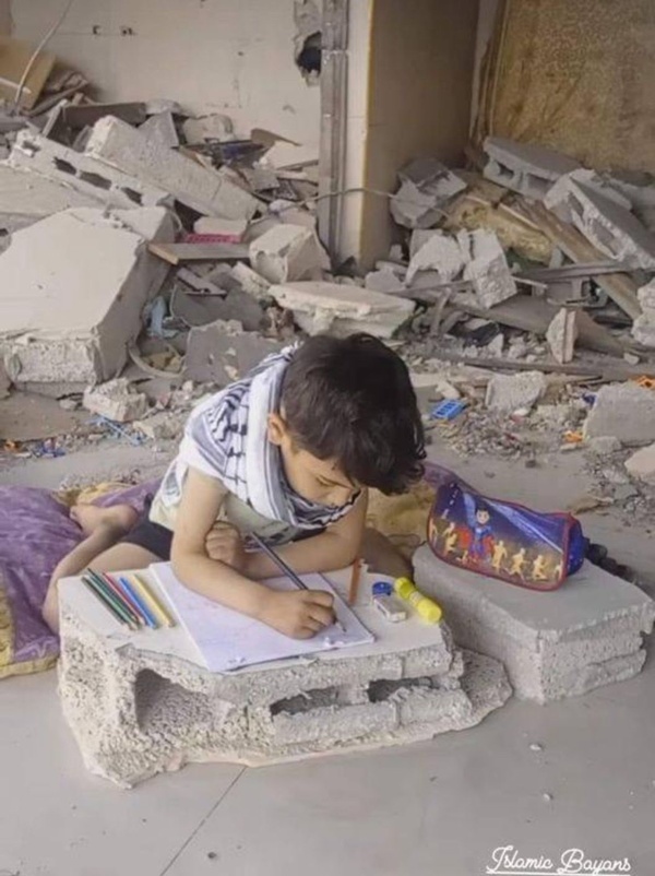 Un enfant de Gaza aux études sur les décombres des bombardements israéliens