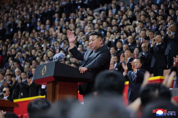 Défilé militaire à Pyongyang pour le 80e anniversaire du Parti communiste Défilé militaire à Pyongyang pour le 80e anniversaire du Parti communiste