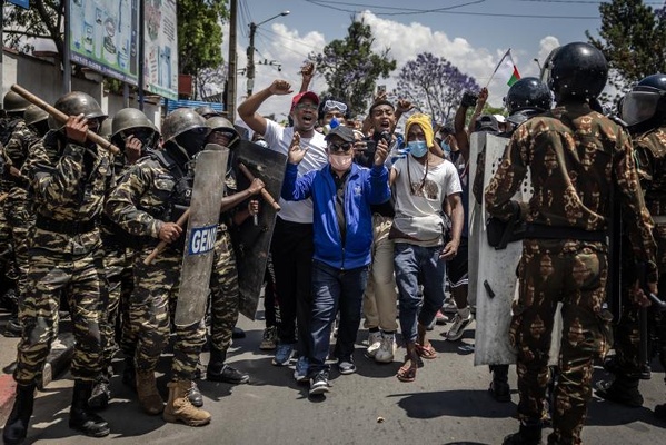 Madagascar: une unité annonce prendre le contrôle de l'armée, le président dénonce "une tentative de prise de pouvoir" Madagascar: une unité annonce prendre le contrôle de l'armée, le président dénonce "une tentative de prise de pouvoir"