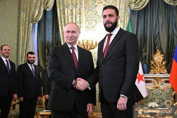 Vladimir Poutine et Ahmad al-Charaah à Moscou le 15 octobre 2025