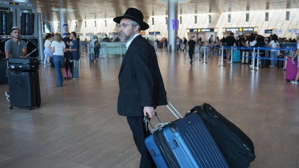 Un voyageur israélien à l'aéroport international Ben Gourion de Tel-Aviv Un voyageur israélien à l'aéroport international Ben Gourion de Tel-Aviv