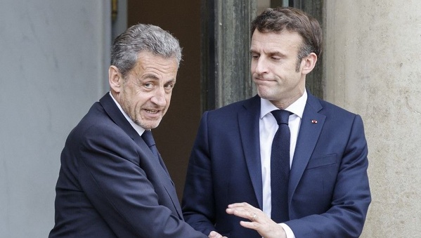Nicolas Sarkozy (g.) et Emmanuel Macron (photo d'archives)