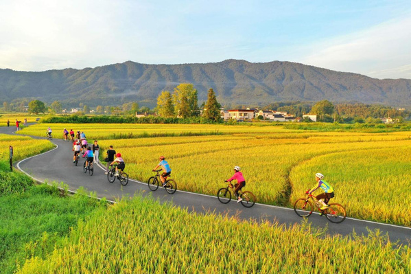 Des gens font du vélo sur une route de campagne du village de Guanlu, dans le comté de Qianxian, à Huangshan, dans la province de l'Anhui (est de la Chine). (Photo / Xu Jiadong)