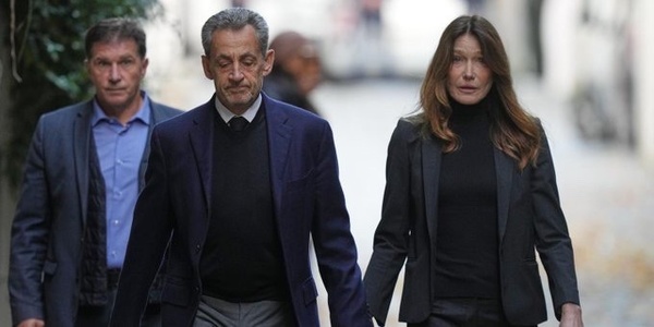 Nicolas Sarkozy sur le chemin qui mène à la prison de la Santé à Paris, le 21 octobre 2025