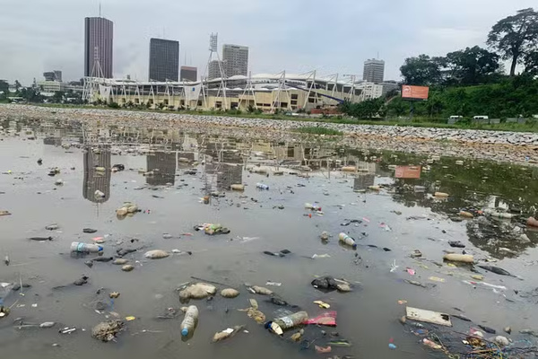 Abidjan. La lagune Ebrié - en piteux état - pas loin des beaux immeubles de la capitale ivoirienne Abidjan. La lagune Ebrié - en piteux état - pas loin des beaux immeubles de la capitale ivoirienne