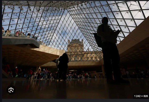 France - Deux suspects arrêtés pour le vol au musée du Louvre