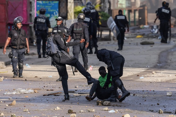 Un manifestant camerounais violenté par les forces de sécurité Un manifestant camerounais violenté par les forces de sécurité