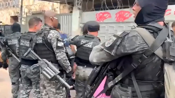 Scènes de guerre à Rio : 64 morts dans une opération policière meurtrière contre les gangs Scènes de guerre à Rio : 64 morts dans une opération policière meurtrière contre les gangs