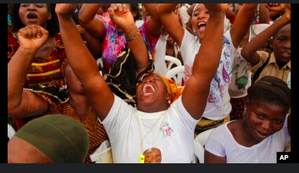 Des partisans du pouvoir en joie après l'annonce de la victoire d'Alassane Ouattara