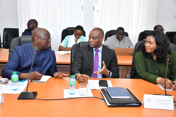 Le ministre des Finances et du Budget (g.), le ministre de l'Economie du Plan et de la Coopération (c.) et la porte-parole du Gouvernement