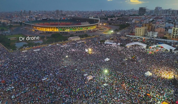 L'immense foule rassemblée sur le parvis du stade Senghor à dakar, le 8 novembre 2025 L'immense foule rassemblée sur le parvis du stade Senghor à dakar, le 8 novembre 2025