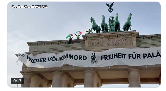 Des militants propalestiniens se hissent sur la Porte de Brandebourg à Berlin