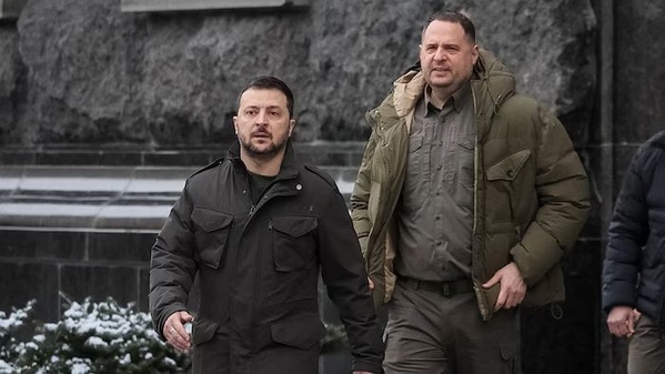 Volodymyr Zelensky (g.) et son fidèle collaborateur Andriï Iermak