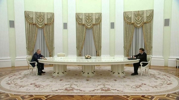 Entre Paris et Moscou, le fossé s'est élargi depuis la dernière rencontre entre Poutine (g.) et Macron