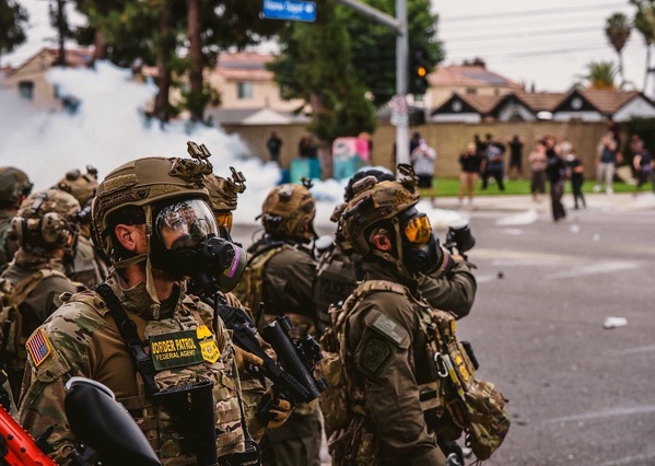 Des agents fédéraux américains contre l'immigration Des agents fédéraux américains contre l'immigration