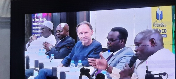 De gauche à droite : Amadou Diop, Adao Pinto, Jean-Marc Pisani, Abdoul Aziz Sy et Babacar Sané Ba, modérateurs des débats