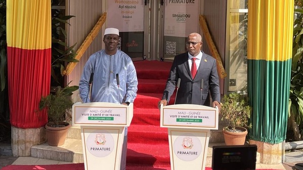 Le premier ministre guinéen Bah Oury (d.) avec son homologue malien Abdoulaye Maïga à Conakry le 10 décembre 2025