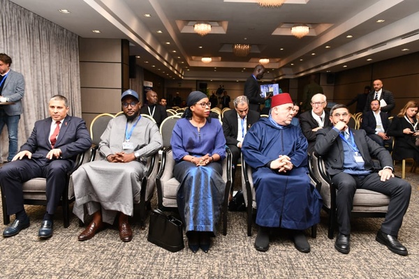 L'ambassadrice du Senegal au Maroc entre le fondateur de KSG (g.) et le président de la Chambre de commerce, d'industrie et de services de Casablanca, le 19 décembre 2025 à Casablanca