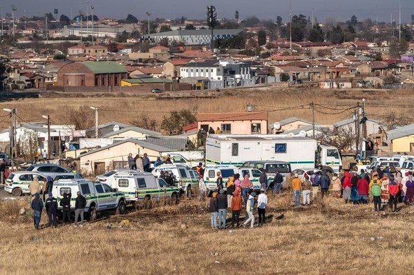 Afrique du Sud : au moins 10 personnes ont été tuées et 10 blessées lors d’une fusillade à l’ouest de Johannesburg Afrique du Sud : au moins 10 personnes ont été tuées et 10 blessées lors d’une fusillade à l’ouest de Johannesburg