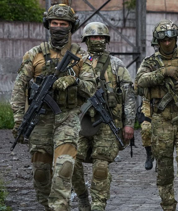 L’Ukraine se retire d’une ville de l’est, la Russie poursuit ses frappes