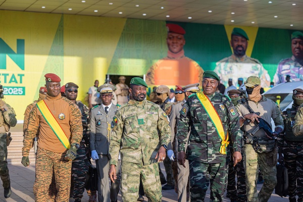 Le capitaine Ibrahim Traoré (Burkina Faso), et les généraux Assimi Goïta (Mali) et Abdourahamane Tiani (Niger) ( g. à d.)