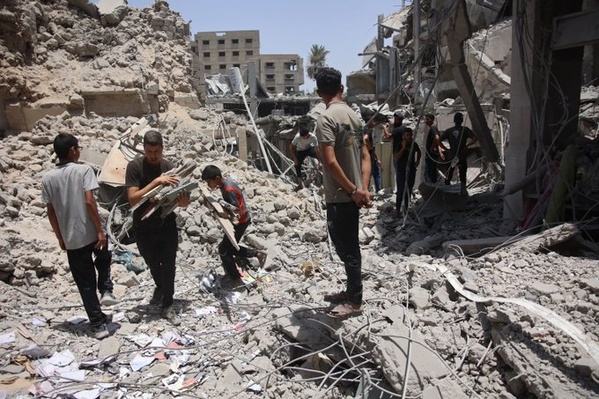 L’armée israélienne cible différentes régions de la bande de Gaza par des frappes aériennes L’armée israélienne cible différentes régions de la bande de Gaza par des frappes aériennes