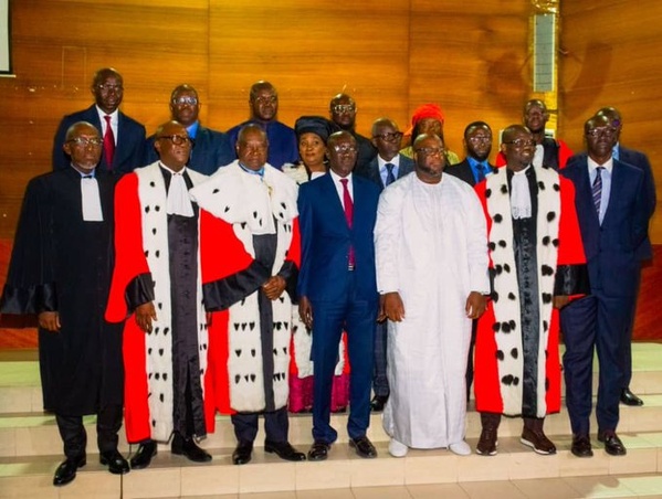 Les nouveaux membres de l'Office national de lutte contre la corruption après leur prestation de serment