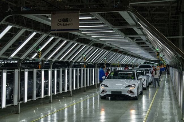 Sans grand suspense, le Chinois BYD va écraser et détrôner Tesla en 2025 sur le tout-électrique