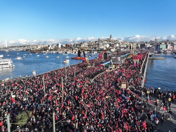 Des dizaines de milliers de personnes manifestent en faveur de Gaza à Istanbul Des dizaines de milliers de personnes manifestent en faveur de Gaza à Istanbul