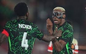 Le capitaine nigérian Wilfried Ndidi (de dos) et le buteur-vedette Victor Osimhen