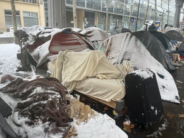 Des sans abri dans les rues enneigées et froides de la capitale française