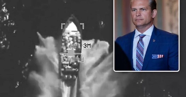 Un appareil militaire maquillé en avion civil pour frapper un bateau: les États-Unis accusés de crime de guerre (source X). En medaillon, le secrétaire à la Guerre Pete Hegseth