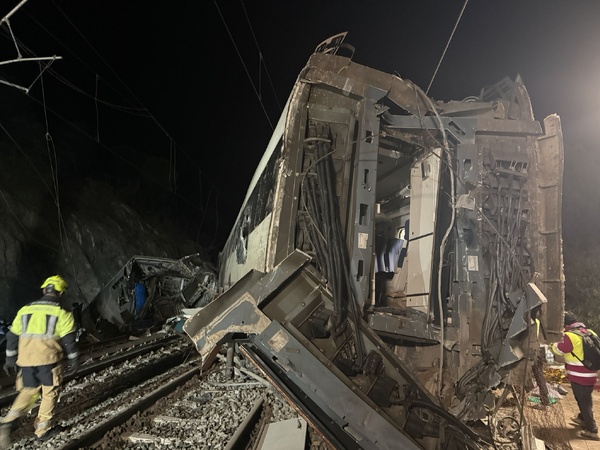 Deux trains déraillent en Espagne, au moins 39 morts et de nombreux blessés