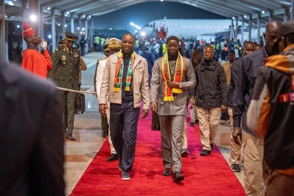 Le président de la République Bassirou Diomaye Faye (d.) et le premier ministre Ousmane Sonko à l'aéroport Blaise Diagne pour accueillir les champions d'Afrique sénégalais de retour de la CAN marocaine [photo Présidence sénégalaise].