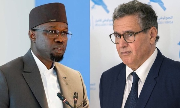Les premiers ministres sénégalais Ousmane Sonko (g.) et marocain Aziz Akhannouch