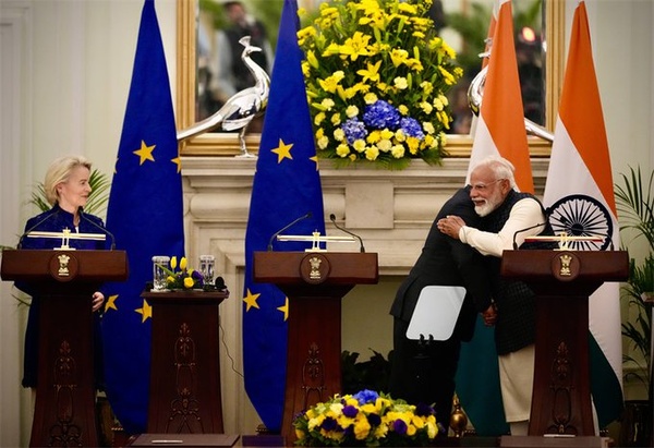 Le premier ministre indien Narendra Modi (d.) et la présidente de la Commission de l'Union européenne Ursula von der Leyen